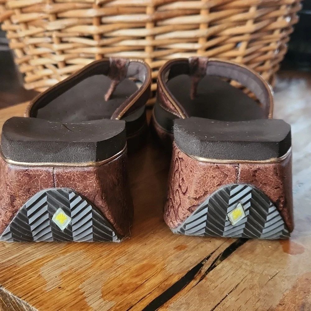 Volatile‎ Tooled Frappachino  Platform Heel Thong Sandal Brown sz 10 Chunky - Picture 3 of 13